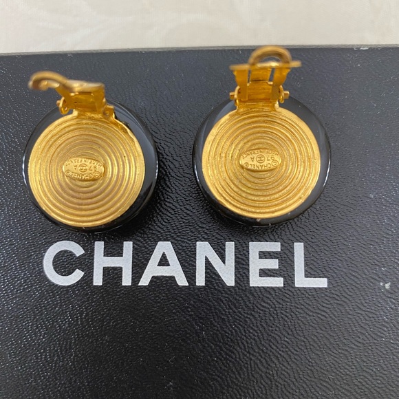 ๐ Chanel CC Gold tone earrings, in Box - Picture 3 of 6